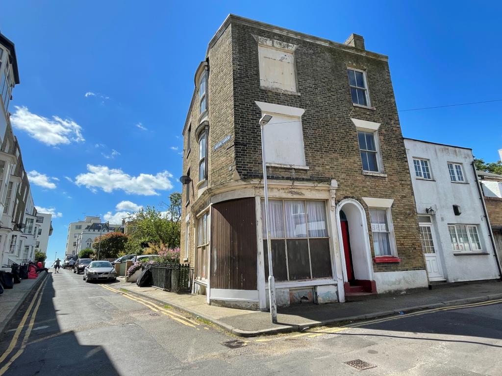 Lot: 92 - FOUR STOREY HOUSE WITH SEA VIEWS - 